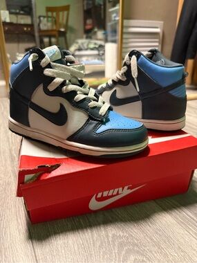 Nike Kids High-Top Sneakers in Light Blue, Navy and White